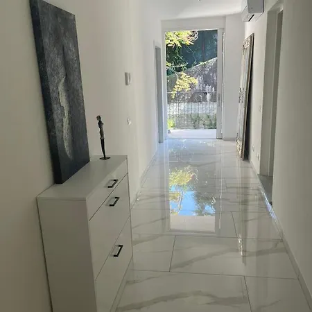 Isole Apartment *